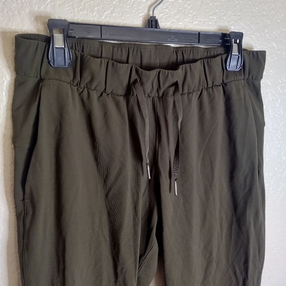 Lululemon On The Fly Crop 23" Dark Olive Sz 8 - Picture 3 of 9